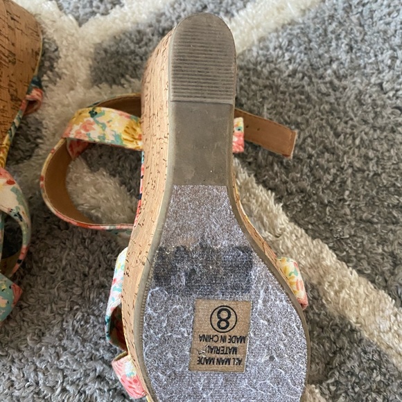 Size 8. - Picture 2 of 4